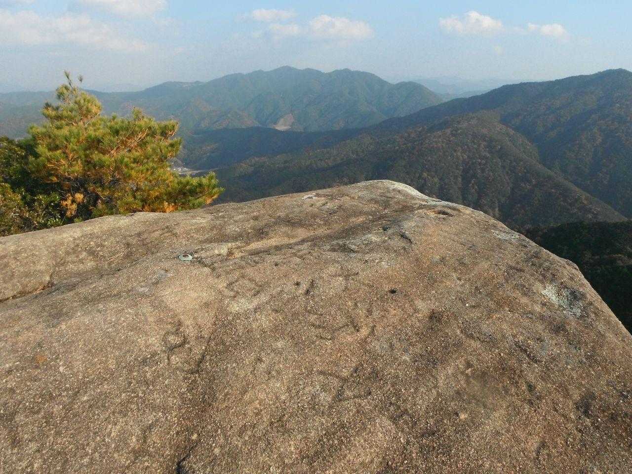 三星山（南峰）は展望岩があって、340度位は見渡せました。