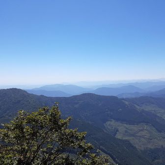 眺望は開けてますが　南西方面なので　有名なお山は見れません　北側のお山は木の間から垣間見る感じです