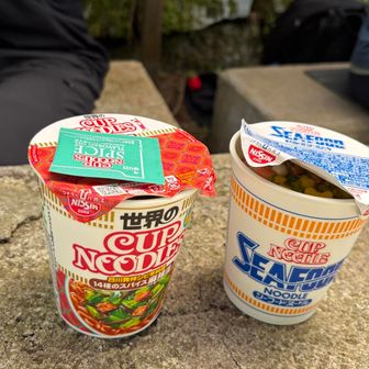 久しぶりのカップラーメン🍜
濡れてるし山頂涼しいからちょうどいい👍