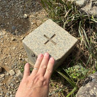 二等三角点「岩湧山」