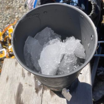 雪を溶かして湯を沸かすやつやりたかった