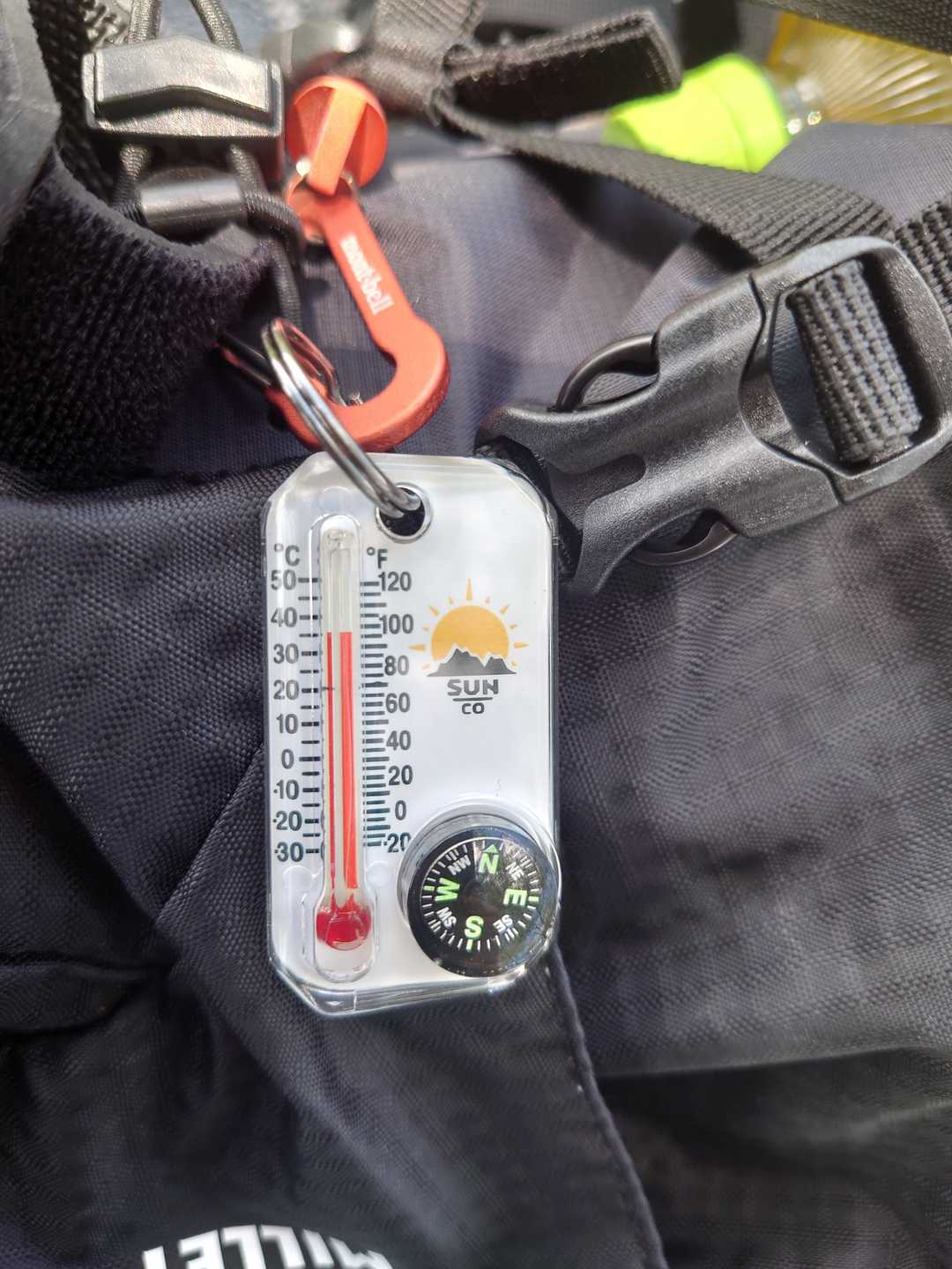 気温35℃くらい。
一人もすれ違いません。
