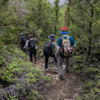 涸沢峰で出会った地元の若者と下山開始