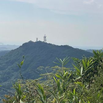 鍋蓋山頂から、一時間前に居た菊水山を