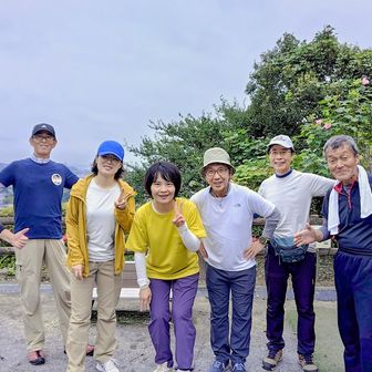 広場で集合写真