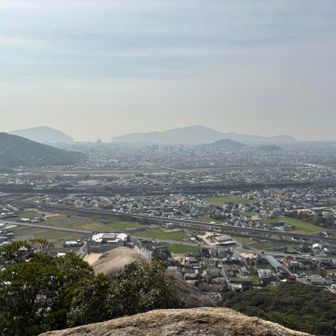 2つ目のピークは石船山(せきせんざん)

今日は☀️だが、やはり霞んでるので、曇り空
遠く九州が望めそうなのだが…🙄

先週からたびたび咳込むようになったので、3日前に病院に行ったら、この咳症状は、ここ最近急増してるpm2.5によるアレルギー症状だと言われた🫩
今の春霞はホントに厄介だ🤧


