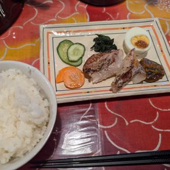 小屋朝ご飯。10分ぐらいで完食。
5時は6人ぐらいしかいませんでした。