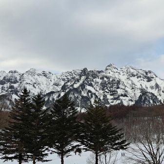 信州百名山「西岳」
グレーティング〈E〉😨最難関
高度感ある連続の岩場と鎖場···見るだけで怖っ‼️