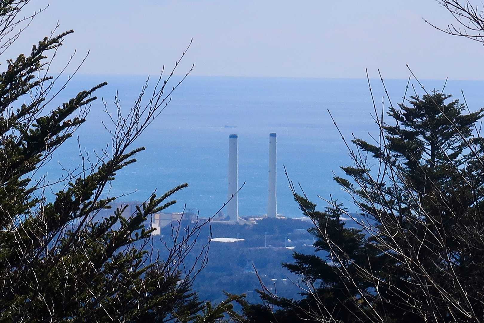 広野火力発電所の煙突が見える。