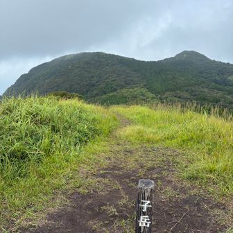 天気はイマイチ
女岳の広場にはツエルトを張っている人もいた