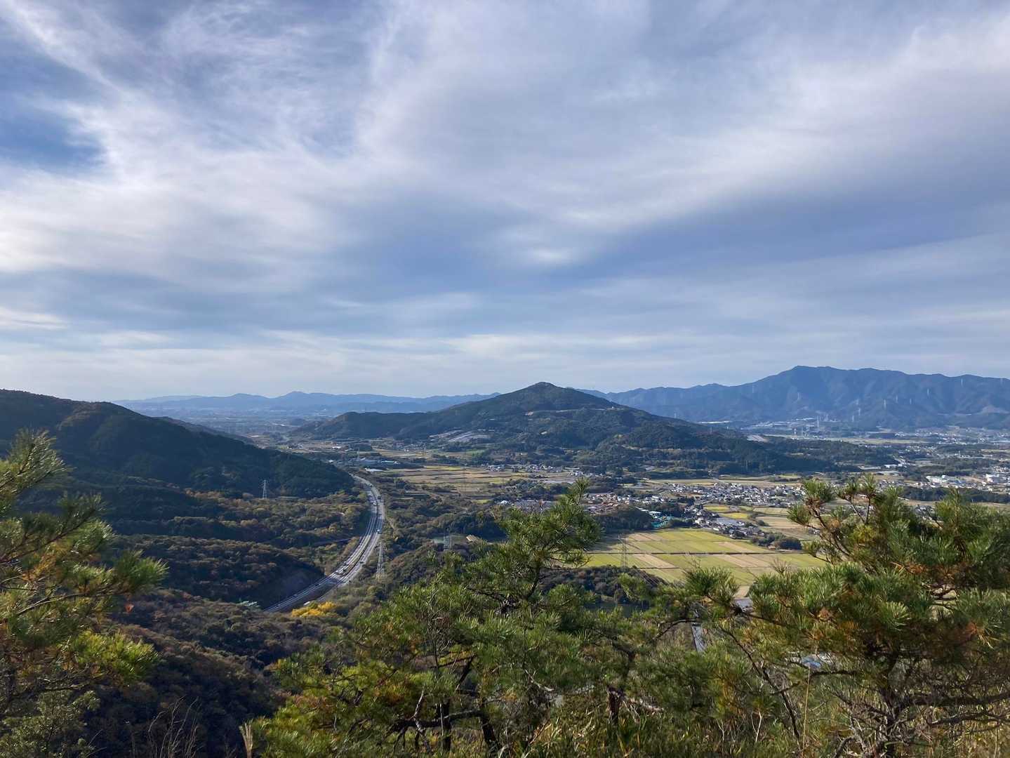 高速道路と吉祥山⛰
コレって何ちゃって薩埵峠じゃない？っていったら、emiさんにチョロい女だなと、、、🤣