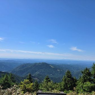 船木山山頂からの景色
目の前が日名倉山
遠くまで山々が４重くらいに重なっています