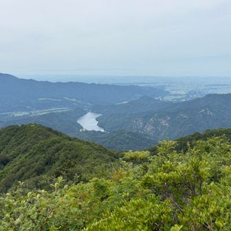 下山開始する。杉滝岩のある内之倉ダム湖が見える。