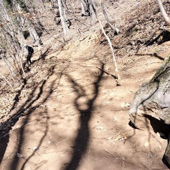 こまかい粒状の乾いた土で、下山だと足が取られやすいです