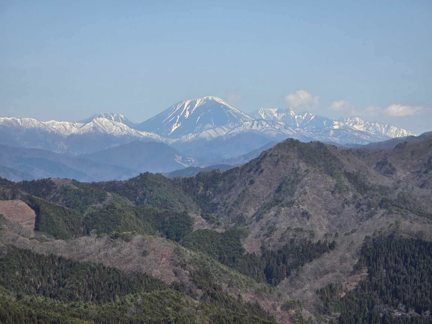 吾妻山-大形山-金沢峠-三峰山-花台沢ノ頭-鳴神山-鍋足沢 縦走コースの写真