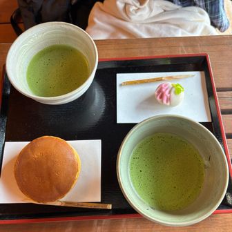 庭園内の茶屋で一服、抹茶と文明堂のどら焼きと和菓子、まったりしました。