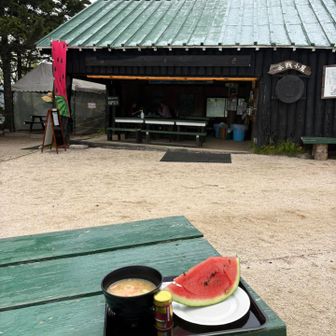 合戦小屋で名物のスイカ。甘くてジューシー。カリウム豊富で足ツリも防止！癒えた。トン汁も。塩分水分満たされました