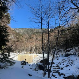 堰堤広場。右に赤岩の頭。左に峰の松目が見える。快晴。