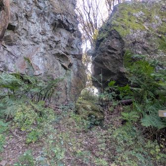 猿岩らしい。猿の顔に見える。
頂上は爆風なのでここで少し休む。
こんな爆風なのに歩いている人、１２人確認。