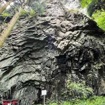 開始後すぐに巨大な屏風岩が現れる🪨