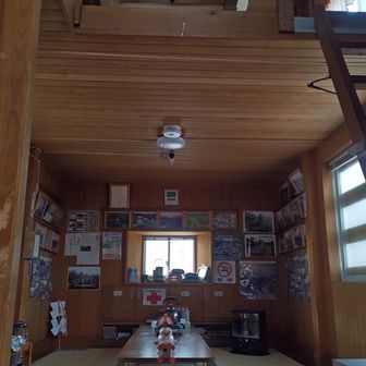 やまぼうしの中に入りましたよ

こちらも2階に寝るスペースがあるみたいですよ
こんな快適な避難小屋が豆の木小屋と合わせて2つもあるのです