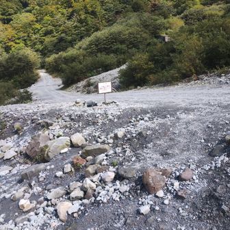 この標識の左側に、ピンクテープがあり、登山者の本線
⚠️🙂‍↕️最初右側と誤記してしまいました。ごめんなさい