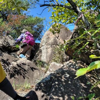 大岩へ登っています
ヨイショ。

