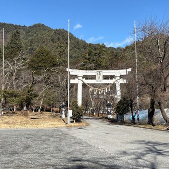 駐車場の有明山神社です。身支度を整えてお参りに行きます。