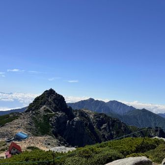 宝剣岳方面を振り返る⛰️
その向こうは大桑村方面かなぁ☺️
右側は三ノ沢岳
奥の尖っている山はもしかして空木岳かなぁ？