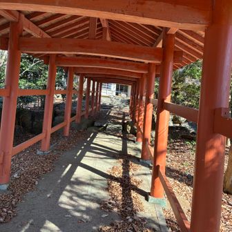 妙見宮の入り口の赤い回廊