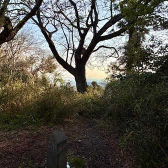 海が見えます
次は乳頭山へ向かいます
途中で安針塚駅からの道と合流しました