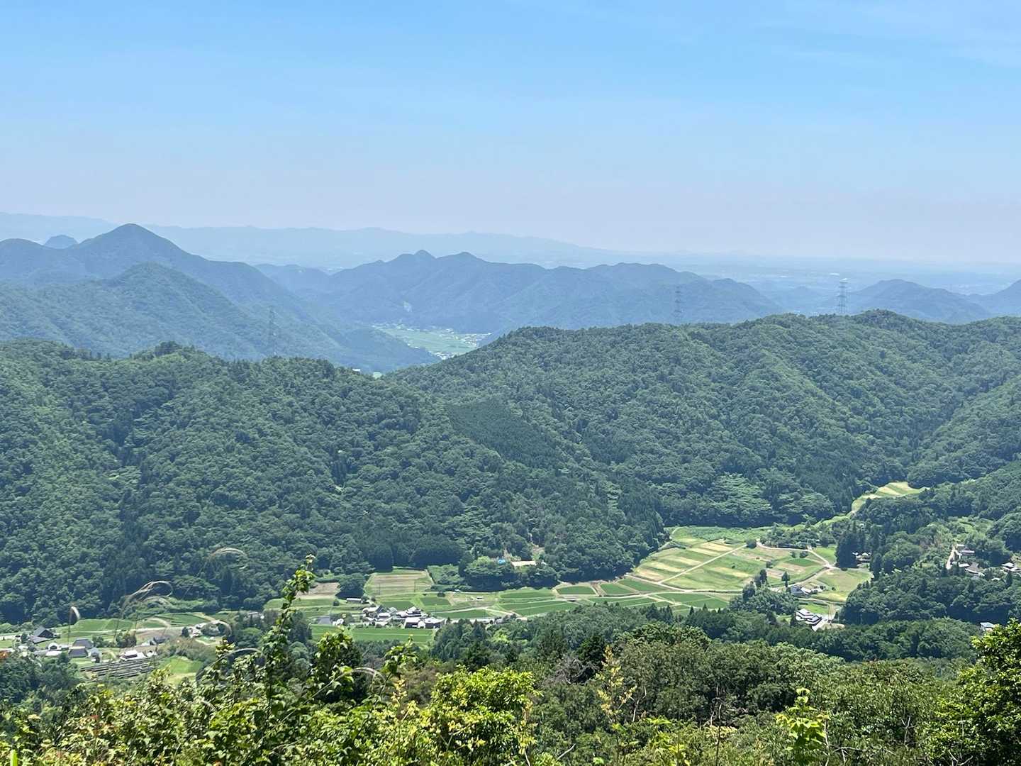 里山の風景に和みます
遠くは霞んでいます