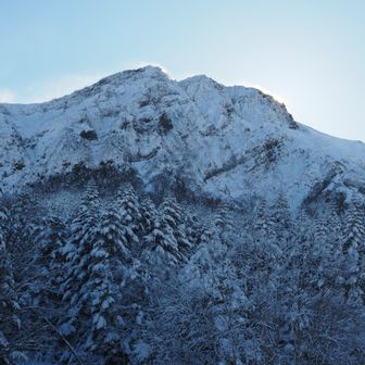 雪煙舞う白岳。
上は🌪️強そう。
予報では20m/s。