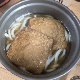 おでん🍢の残り汁に麺つゆを足してきつねうどん🦊
今の時期は休憩してると寒いので温かい食べ物が一番美味しい🥢💕