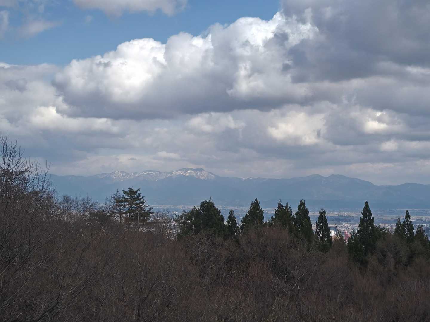 遠くにうっすら和賀岳