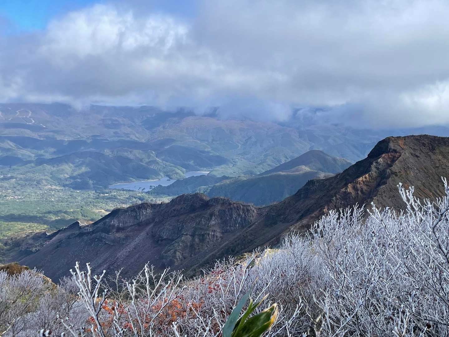 右手には霧氷&櫛が峰の火口壁のコラボ🌋