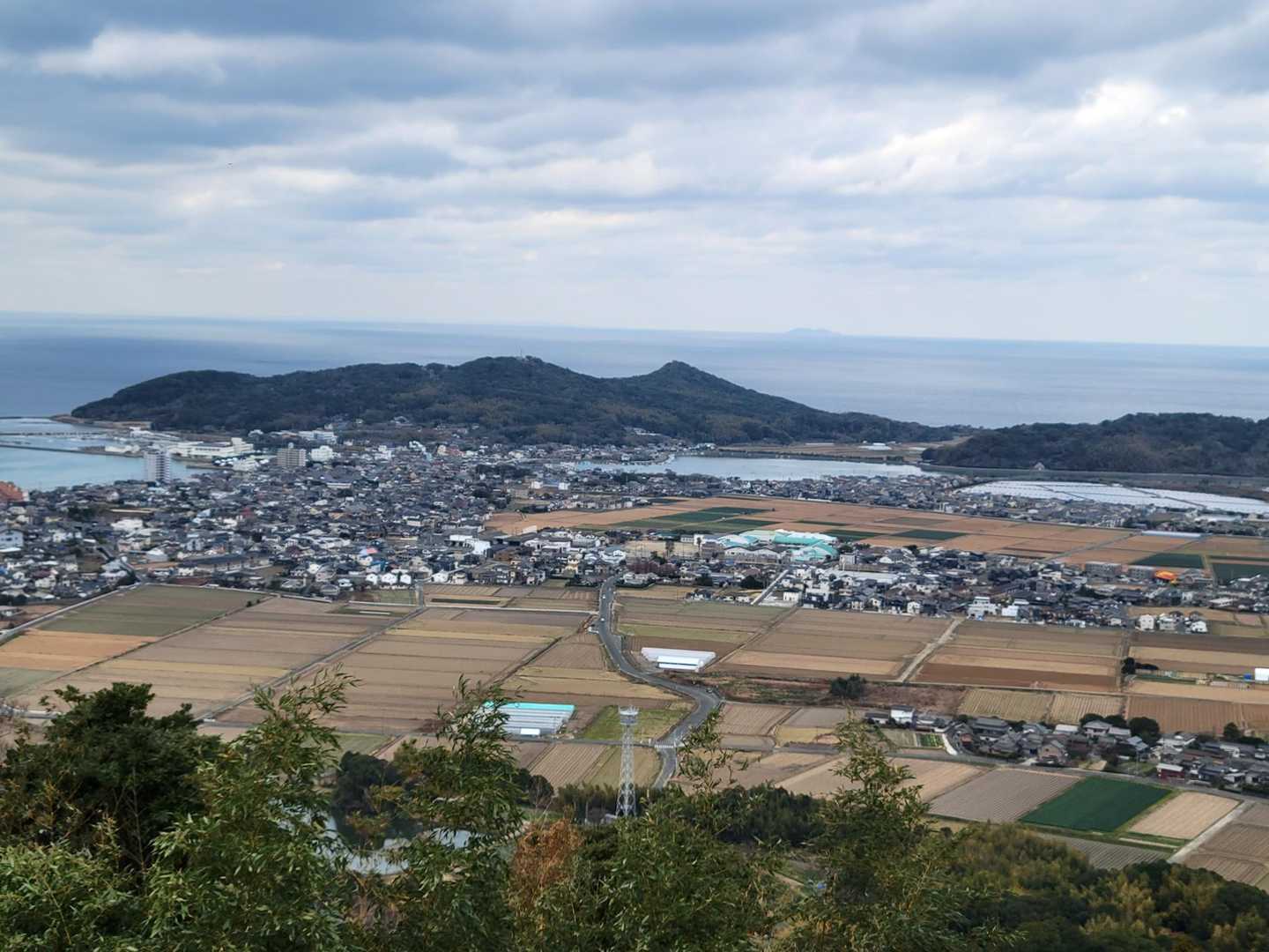 玄界灘奥には世界遺産沖ノ島見えています。