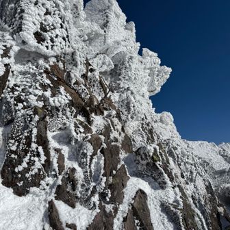 三ツ岳III峰の鎖場はここを登ります∑(ﾟДﾟ)