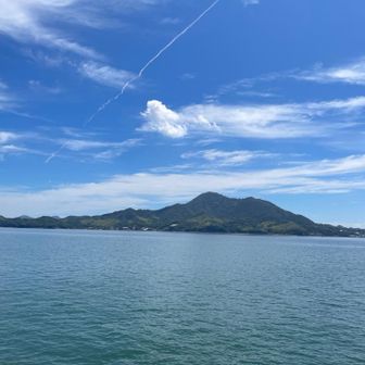 向かいに見えるのが岩城島の積善山(しま山100選)とひこうき雲✈️✨
このあと、おかわりに向島の高見山に向かいました🚗💨