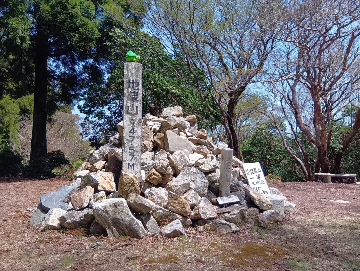 地蔵山山頂広場。手製のベンチあります。
