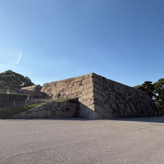 明暦の大火（1657年）で天守が焼失したことを受け天守台が再建されましたが、被災した人たちの救済と江戸の街の復興が先ということで、天守の再建はされず。
天守がない状態が210年とは知らなかった😳