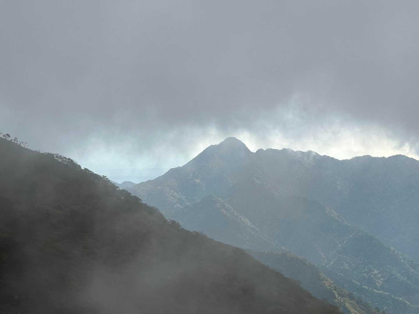 すこーし見えた鎌ヶ岳を連写する