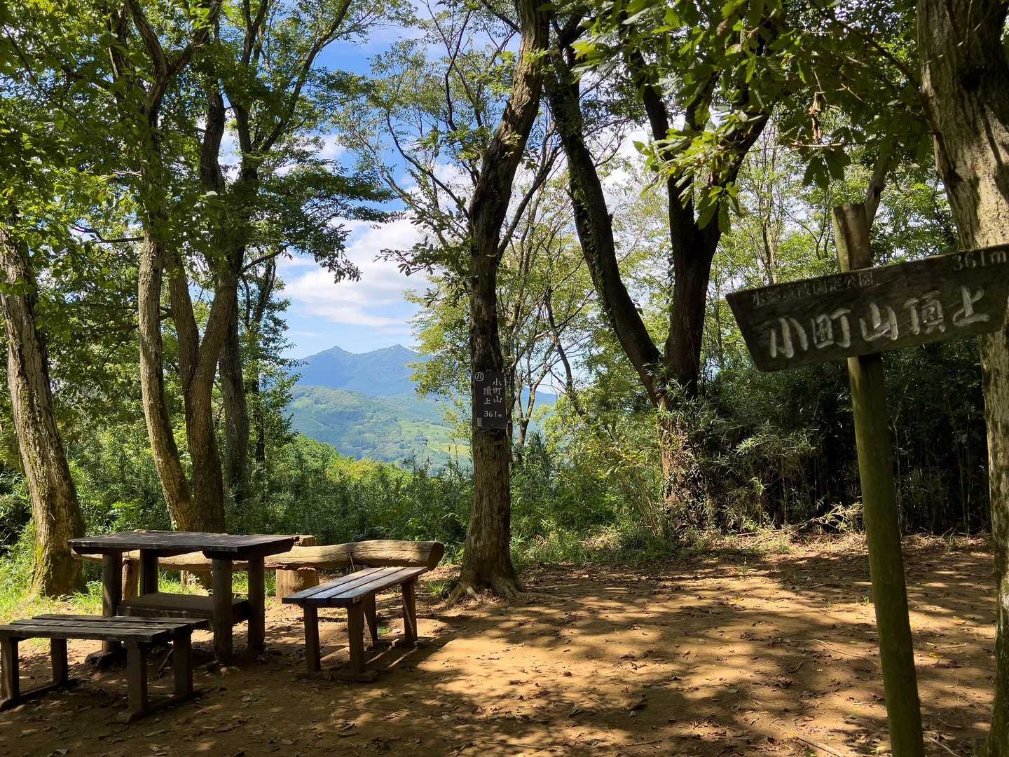 頂上に到着☺️
コバエがすごいので、食事は諦める。
そのまま下山開始 λ…