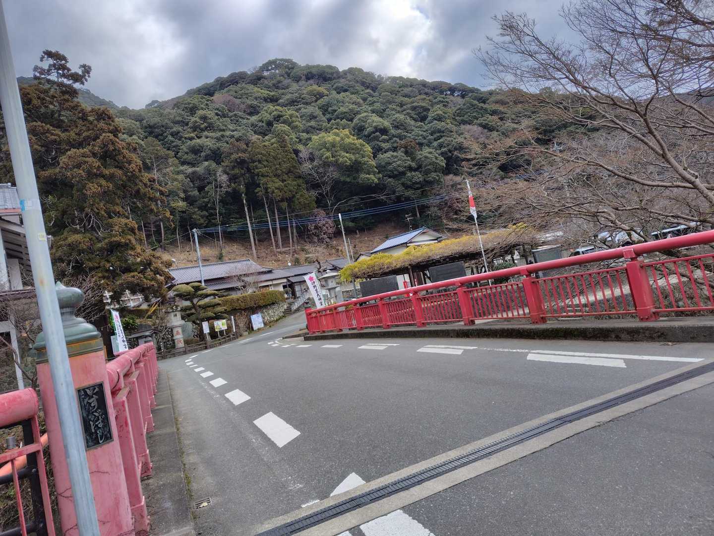 写真の右側に神社の広い駐車場