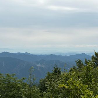 山頂に到着！！

遠くには明神山。

瀬戸内海も望めます。