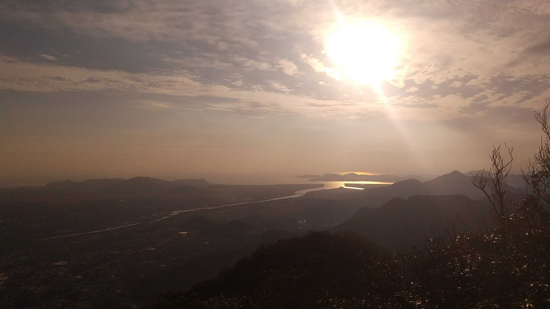 山頂🗻から🤳
秋穂方向が眩しい😎