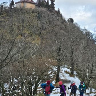 中岳からここまでも風がとても強かったです。カイロを手袋に入れてます