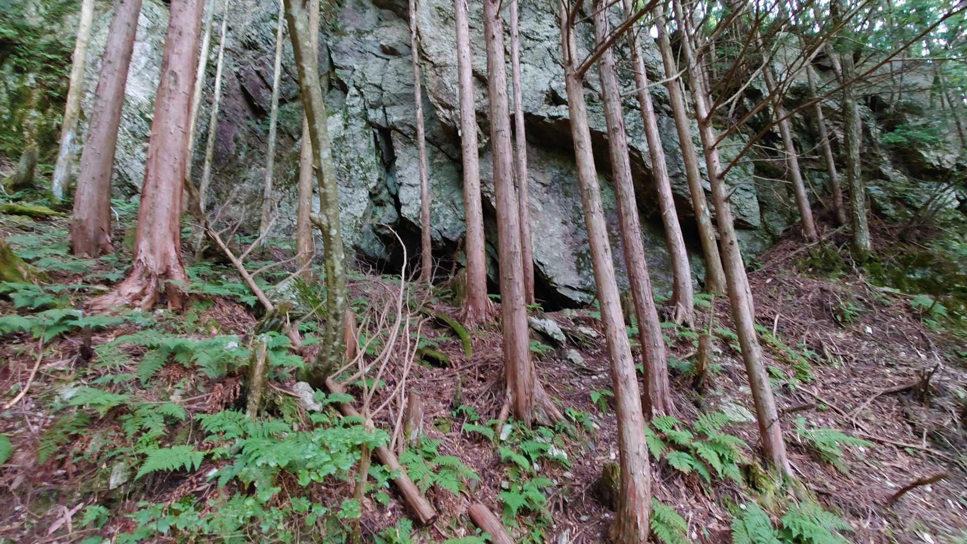 修行場の岩窟かな？