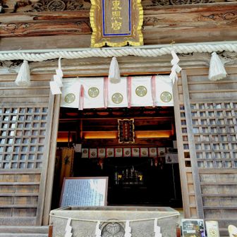 松平東照宮
　綺麗な天井画もあります。
　隣の松平郷館は松平家の資料を展
　示しています。
　入館無料です。

ひかえおれ頭が高い、この紋所三葉葵が目はいらぬか！