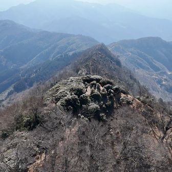 上空から見た石堂山山頂と偽ピーク